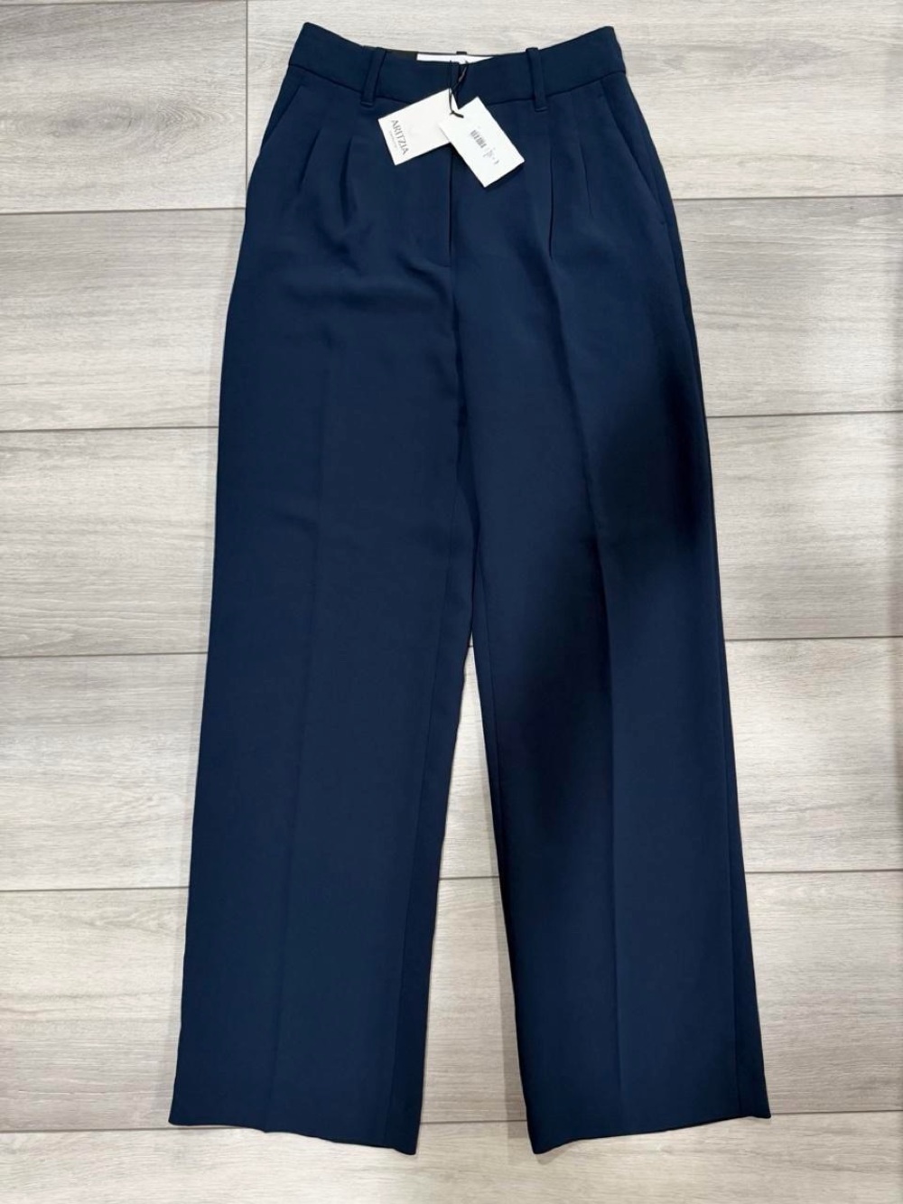 Aritzia The Effortless Pant™ - Crepette™ High-waisted, wide-leg trouser in navy. - Picture 4 of 8